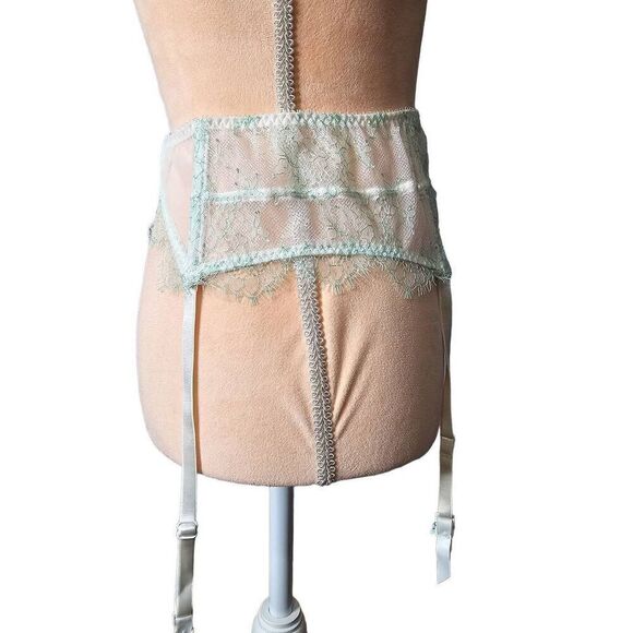 Victoria's Secret Very Sexy Bridal Garter Belt - Picture 2 of 6